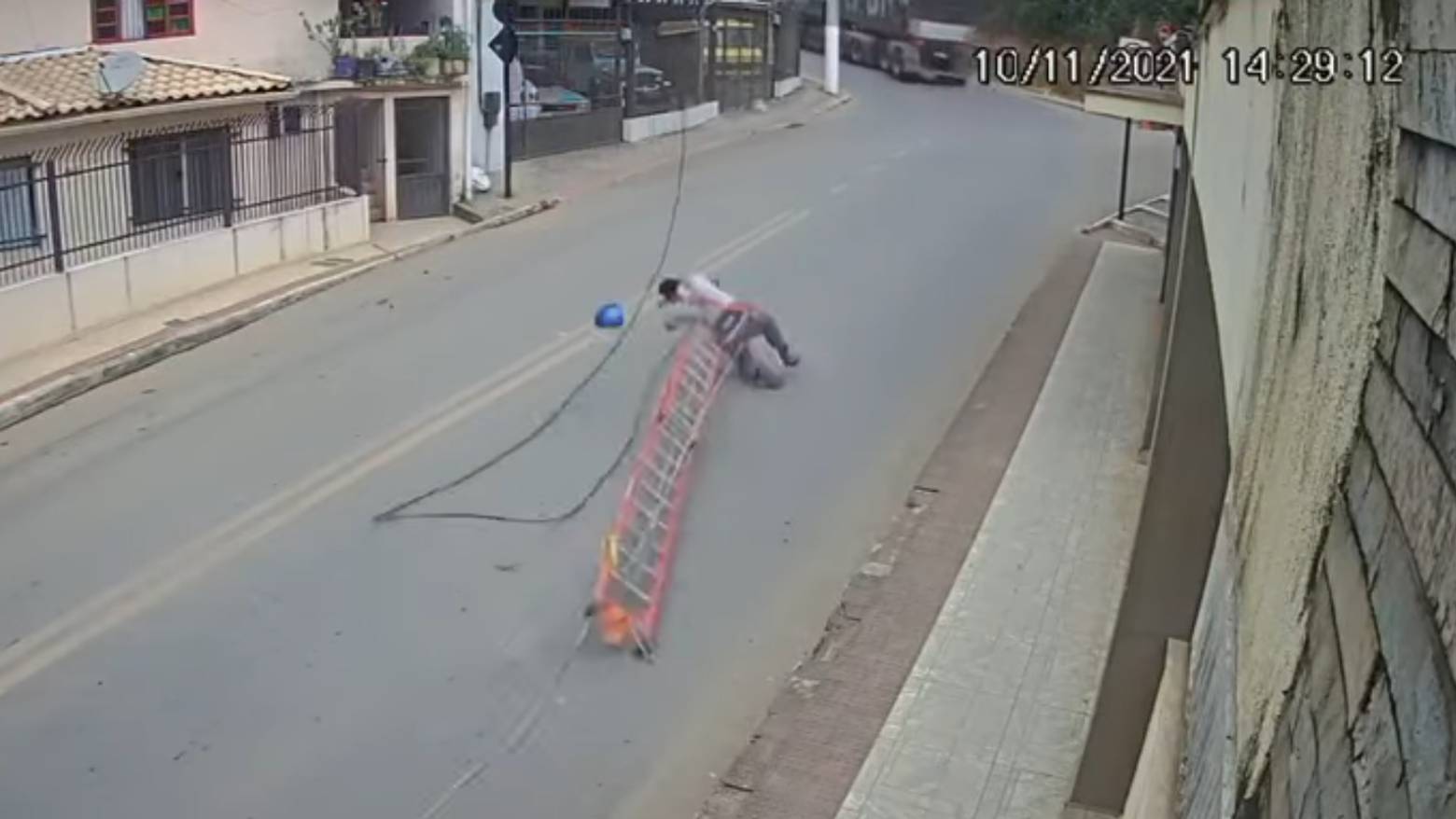 Vídeo: Homem é derrubado de escada e arrastado por caminhão no ES