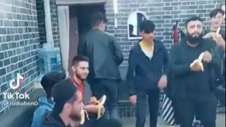 Como 'desafio da banana' no TikTok pode gerar deportações de sírios