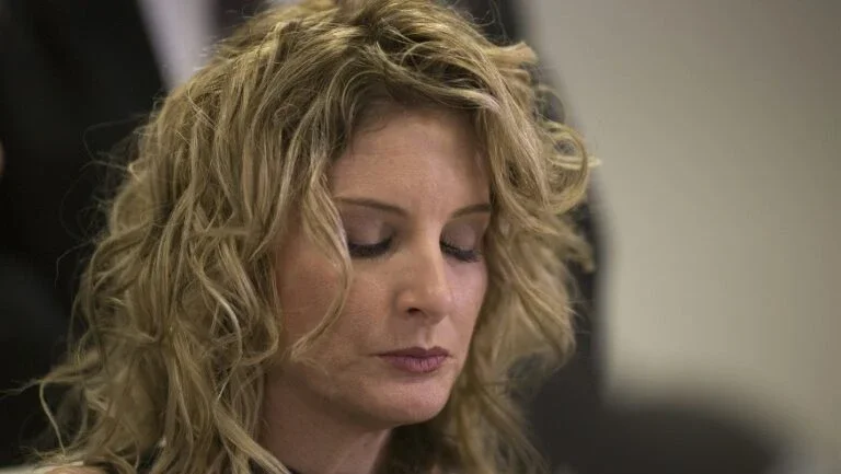 Mulher que acusou Trump de agressão sexual retira denúncia