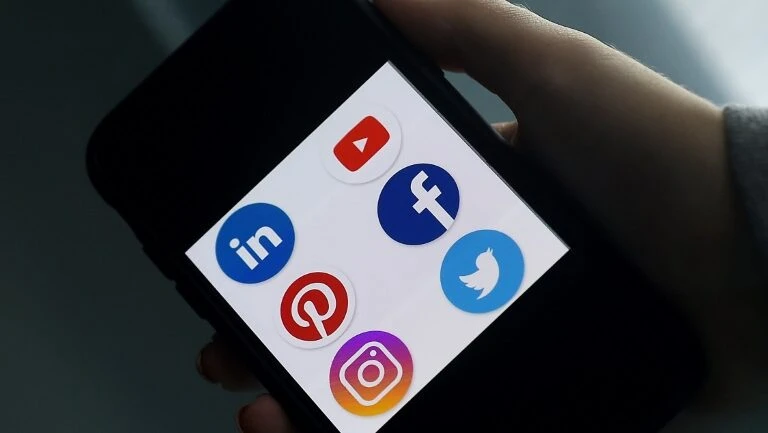 Logos dos aplicativos do YouTube, Facebook, Linkedin, Instagram, Pinterest e Twitter na tela de um celular - AFP/Arquivos