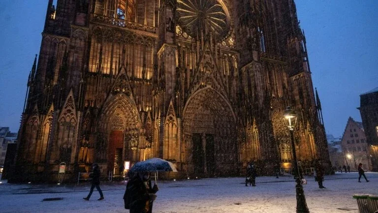 Homem ateia fogo em si mesmo diante de catedral em Estrasburgo, na França
