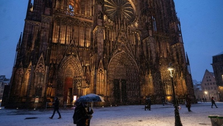 Homem ateia fogo em si mesmo diante de catedral em Estrasburgo, na França