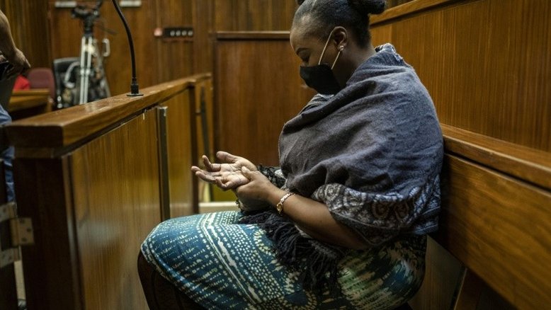 Ex-policial sul-africana é condenada à prisão pérpetua após assassinato de familiares