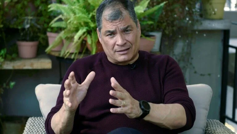 Procuradoria do Equador embarga contas bancárias do ex-presidente Correa