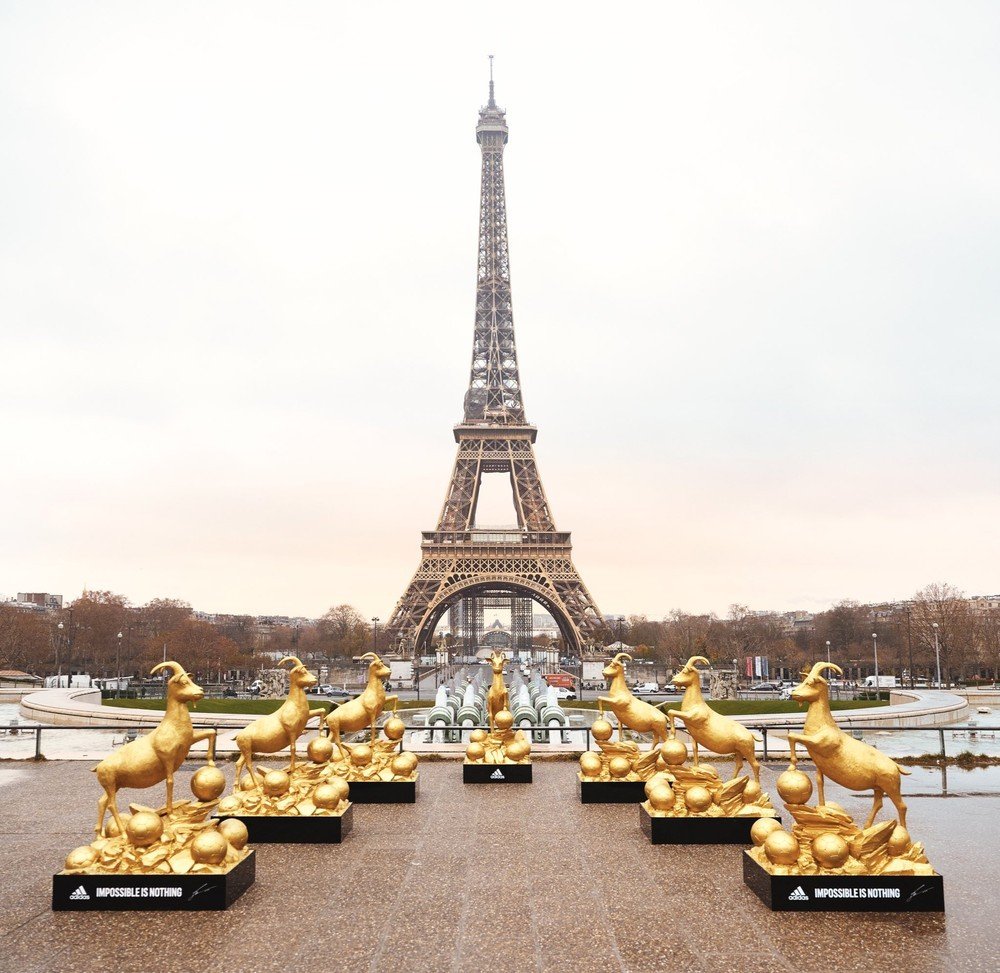 Patrocinador expõe sete cabras próxima da Torre Eiffel em homenagem a Messi