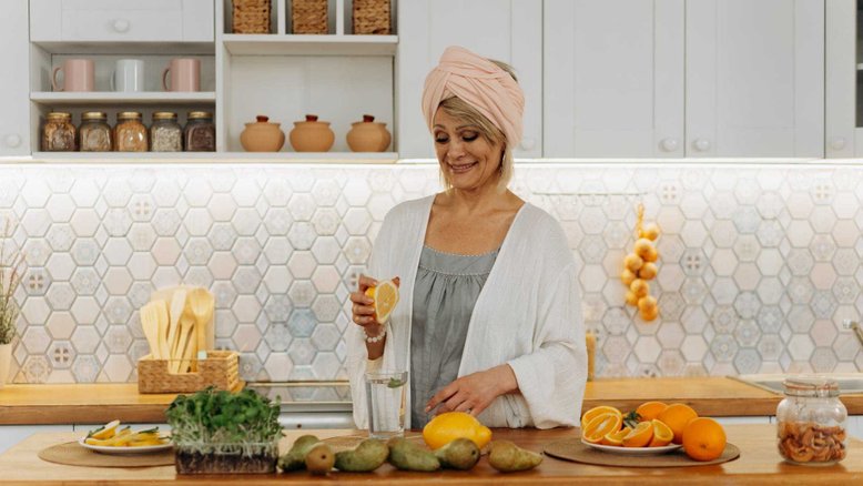 mulher em uma cozinha, prevenir sintomas da menopausa
