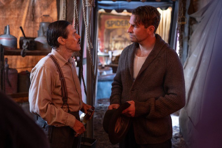 Suspense noir ‘O Beco do Pesadelo’, do diretor Guillermo del Toro, ganha novas imagens