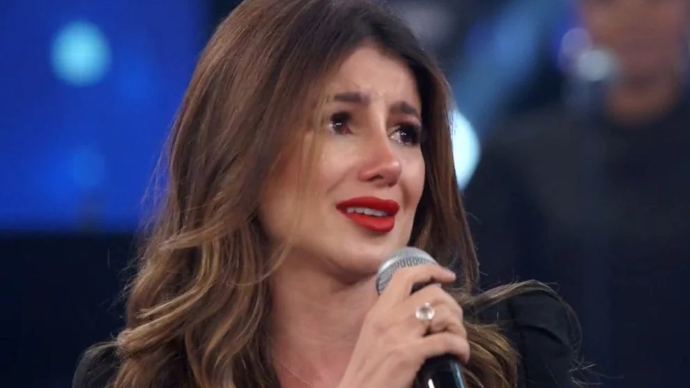 Paula Fernandes chora e solta palavrão em homenagem a Marília Mendonça