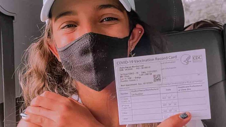 Rayssa Leal comemora vacina contra a Covid-19: ‘Meu momento’