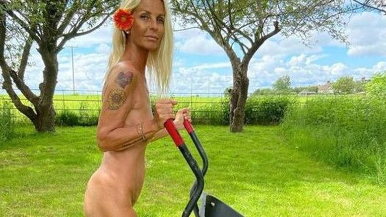 'Tiro a roupa para que possam se alimentar', diz Ulrika, de 54 anos, a filhos