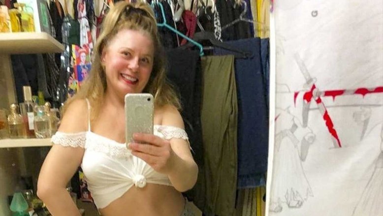 Aos 69 anos, Vera Fischer faz selfie de barriga de fora