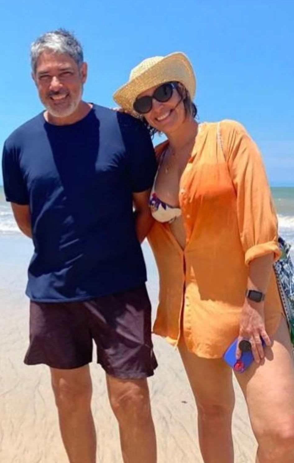 William Bonner posa para fotos com a mulher em praia de Prado, no sul da Bahia 2 William Bonner e a mulher, Natasha, em Prado (BA)