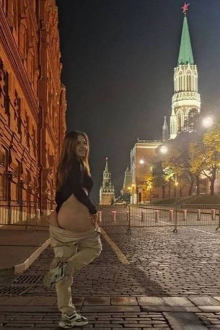 Rússia: Atriz pornô é detida após posar com fio-dental diante do Kremlin 2 Rússia: Atriz pornô é detida após posar com fio-dental diante do Kremlin