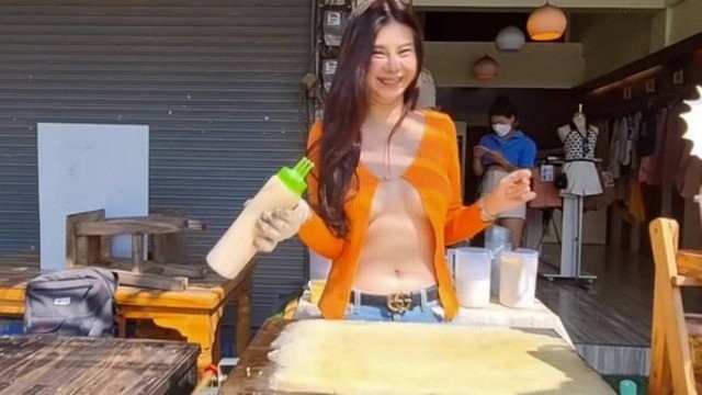 Mulher é detida por usar blusa decotada para vender panquecas na rua