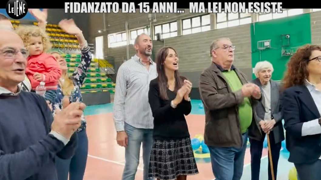 Italiano que namorou por 15 anos 'Alessandra Ambrósio fake' ganha festa