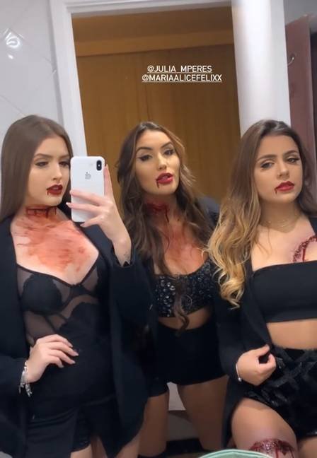 Neymar volta ao Brasil e promove festa de 'Halloween' com presença de ex-affair