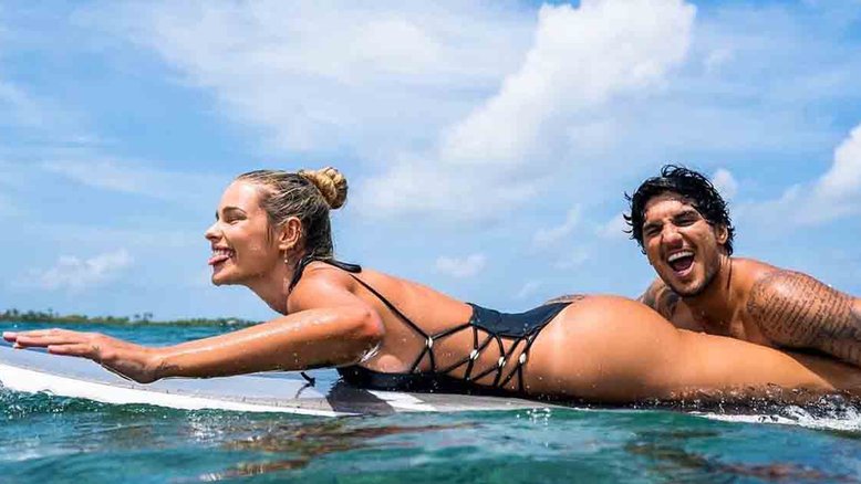 Yasmin Brunet curte dia de surfe com Medina