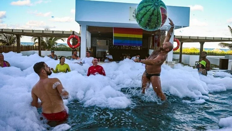 Primeiro hotel LGBT de Cuba reabre em praia paradisíaca