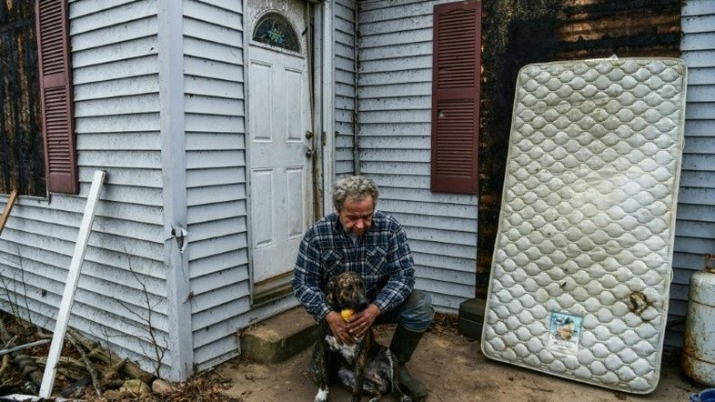 Pequenas cidades rurais seguem à espera de ajuda após tornados em Kentucky