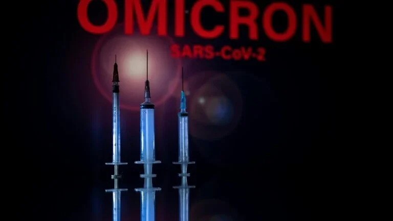 Ômicron parece ter maior risco de reinfecção, mas é menos grave que a delta (OMS)