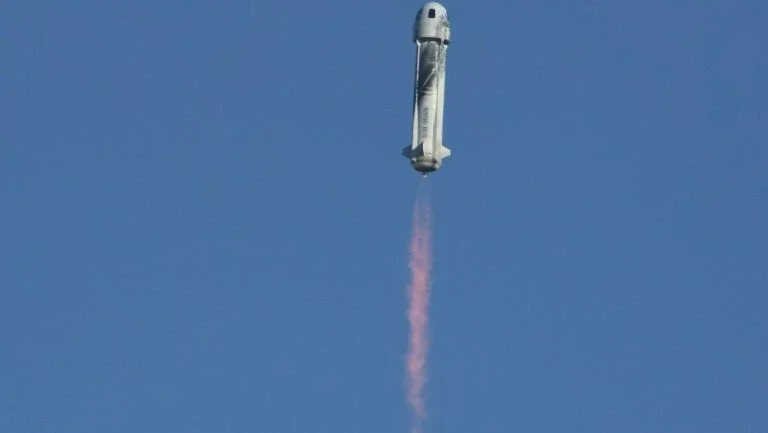 Voo da Blue Origin com a filha do primeiro americano a ir ao espaço é adiado para sábado