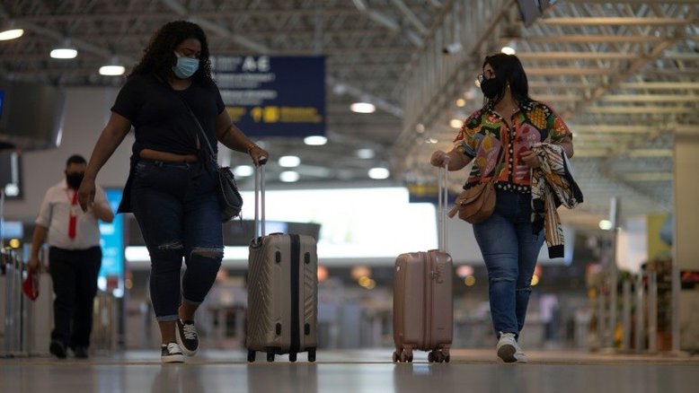 Ministro Barroso torna obrigatório passaporte sanitário para entrar no Brasil