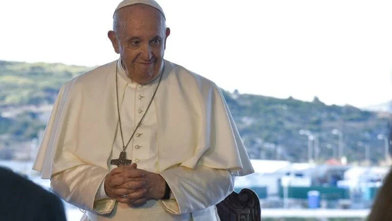 Papa critica em Lesbos o 