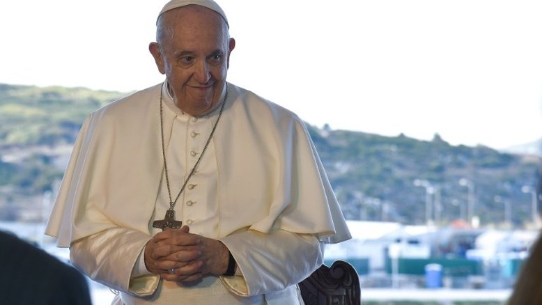Papa critica em Lesbos o 'naufrágio da civilização' por abandono de migrantes