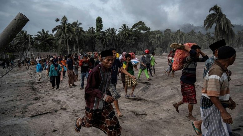Erupção de vulcão na Indonésia causou 13 mortos e vários desaparecidos