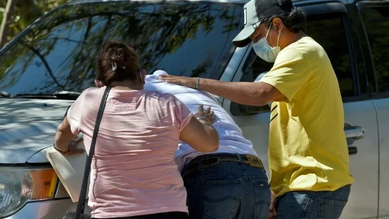 Inconsoláveis, parentes identificam vítimas de acidente com migrantes no México