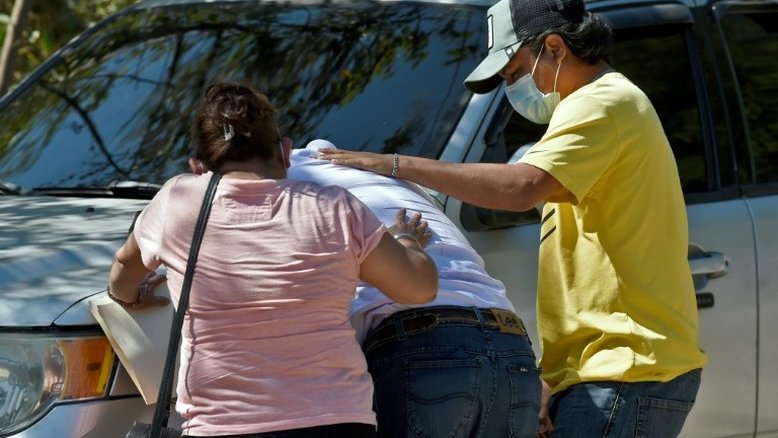 Inconsoláveis, parentes identificam vítimas de acidente com migrantes no México