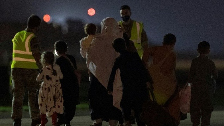 Operação de evacuação no Afeganistão é criticada no Reino Unido