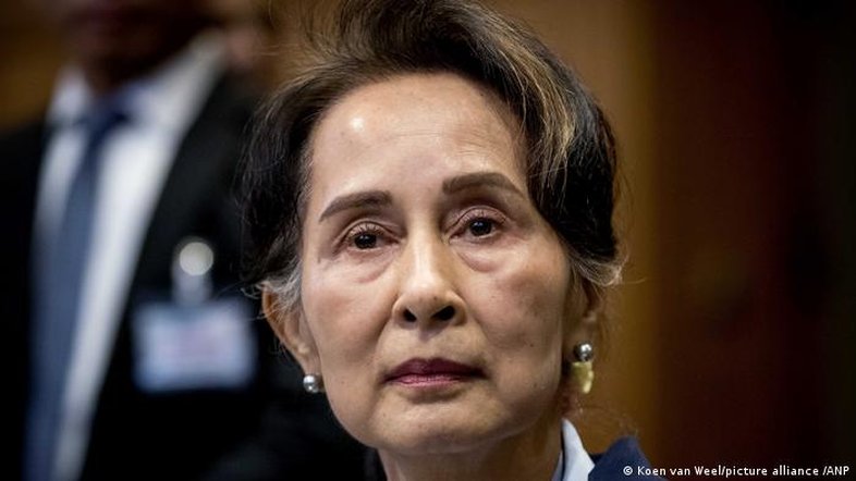 Aung San Suu Kyi é condenada a 4 anos de prisão