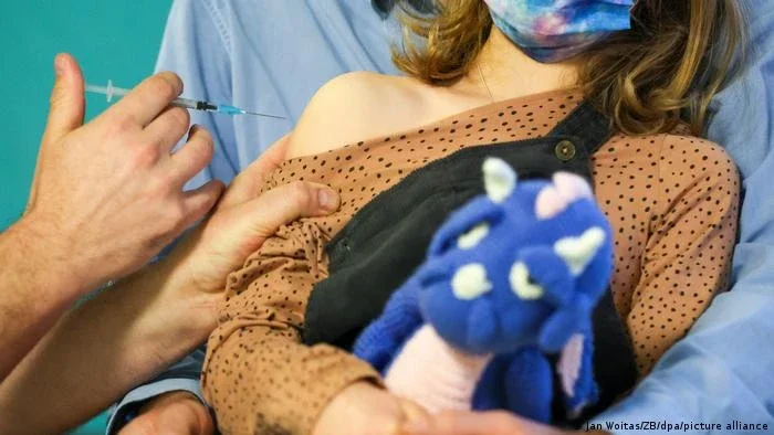 Europa começa a vacinar crianças de 5 a 11 anos dividida