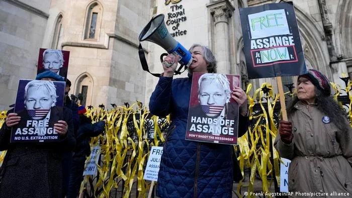 Tribunal abre caminho para extradição de Assange para os EUA