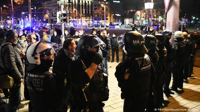 Milhares protestam na Alemanha contra medidas anticovid