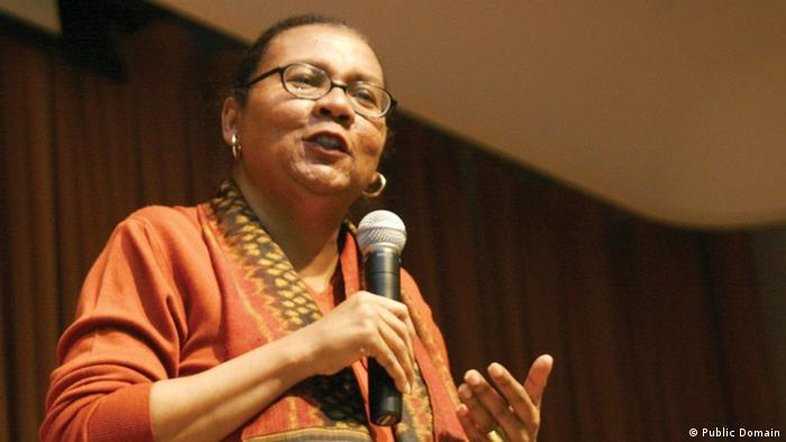 Morre bell hooks, pioneira do feminismo afroamericano