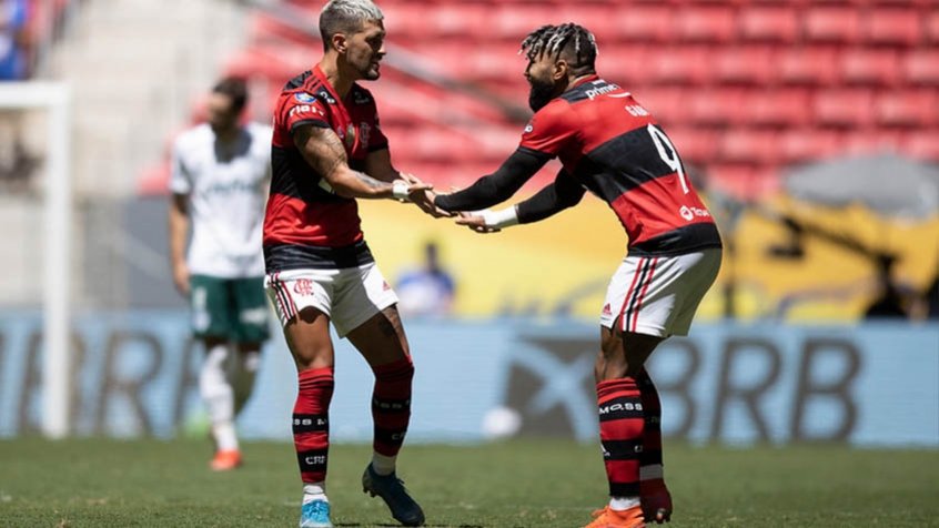 Gabigol e Arrascaeta curtem férias antecipadas em São Paulo; atacante do Flamengo aparece de visual novo