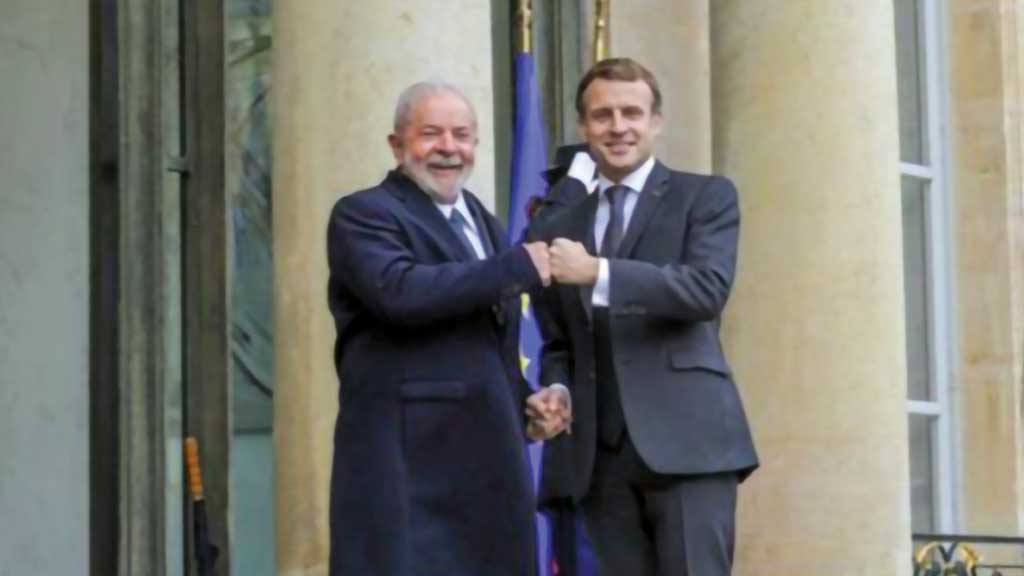 ESFORÇO Lula é recebido por Emmanuel Macron, em Paris, e Bolsonaro (abaixo), isolado, dialoga com garçons no G20, em Roma