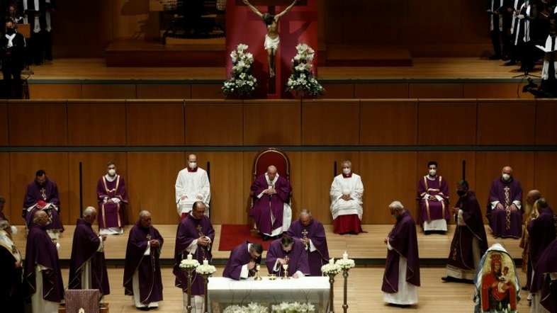 “Hoje é uma festa”, celebram os fiéis na missa do papa em Atenas