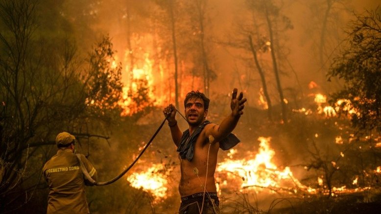 Os incêndios registrados durante ondas de calor, que especialistas vinculam às mudanças climáticas, causaram enormes danos em regiões da Europa e dos Estados Unidos