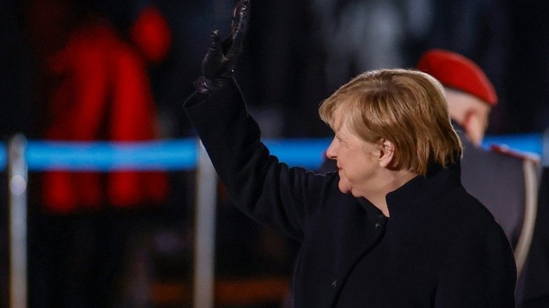 Após saída de Merkel, Europa busca desesperadamente um novo líder