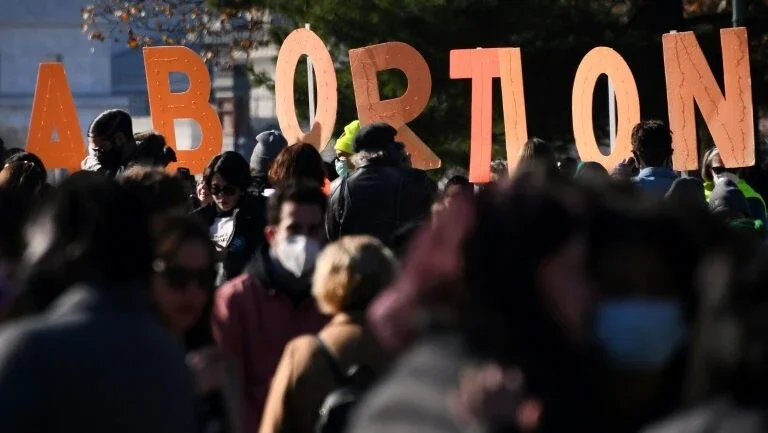 Califórnia busca garantir direito ao aborto para milhões de mulheres de outros estados
