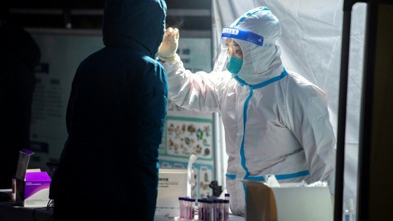 China amplia confinamento; número de casos de covid aumenta na Europa e EUA