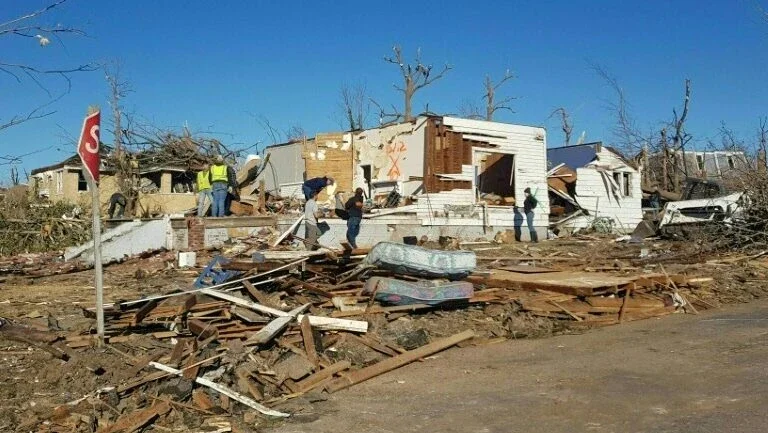 Cidade de Kentucky se organiza para ajudar moradores após tornados mortais