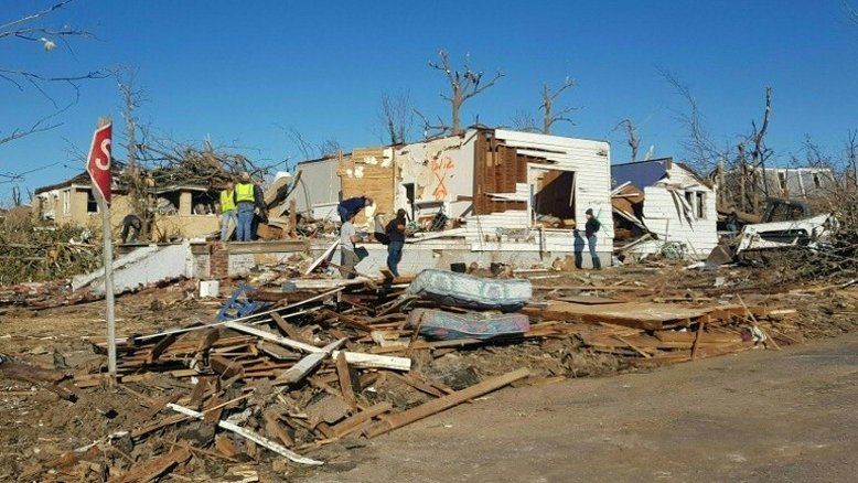 Cidade de Kentucky se organiza para ajudar moradores após tornados mortais
