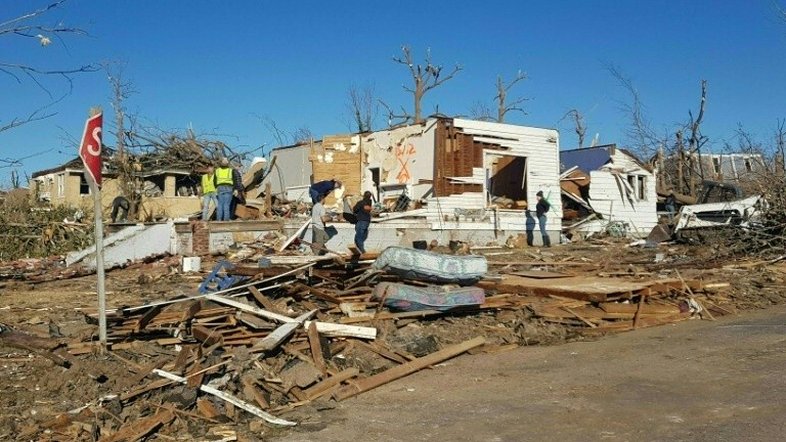 Cidade de Kentucky se organiza para ajudar moradores após tornados mortais