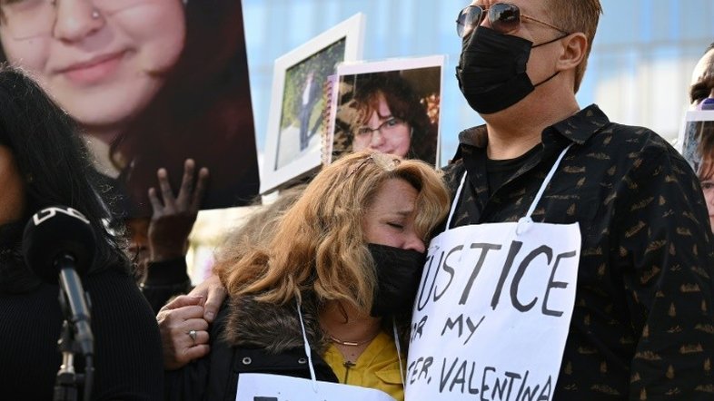 Pai de jovem morta por bala perdida nos EUA pede prisão de policiais