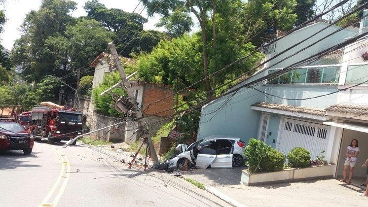 Acidente de carro deixa dois feridos e interdita via em São Paulo