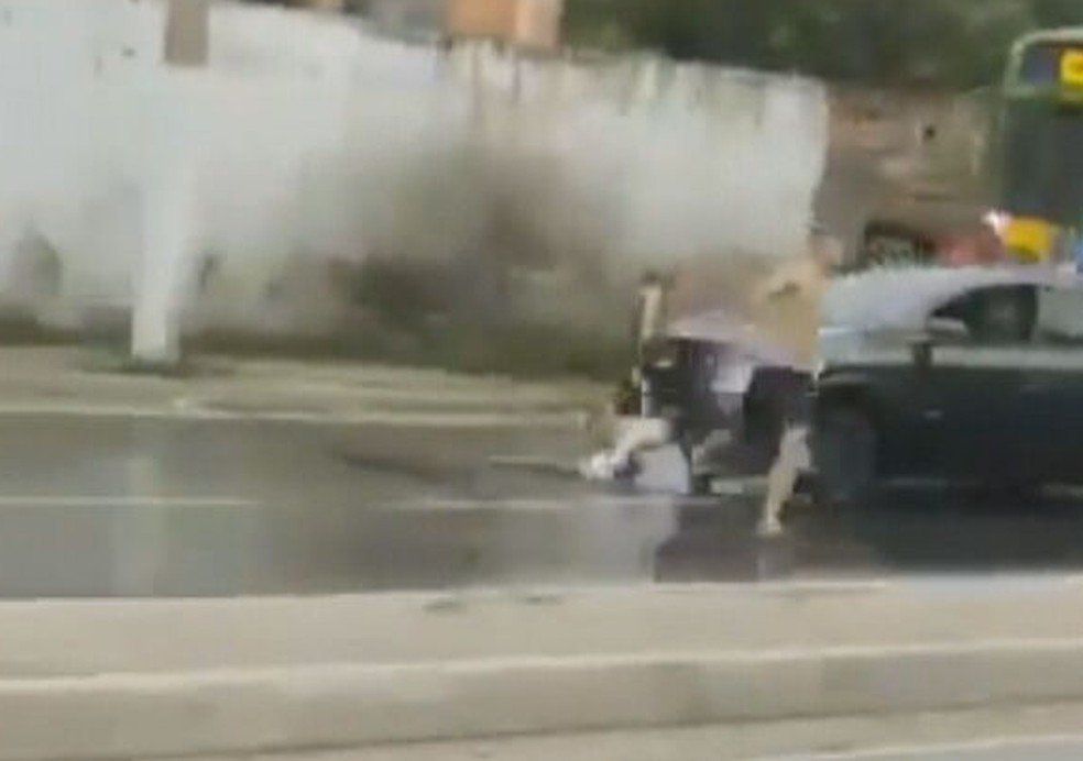 RJ: Motorista atropela jovem e o arrasta por vários metros após briga